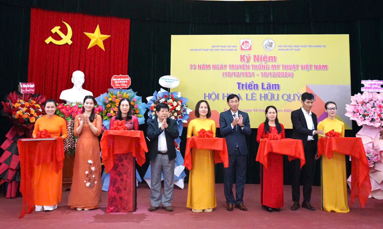 C&aacute;c đại biểu cắt băng khai mạc triển l&atilde;m hội họa L&ecirc; Hữu Quỳnh 
